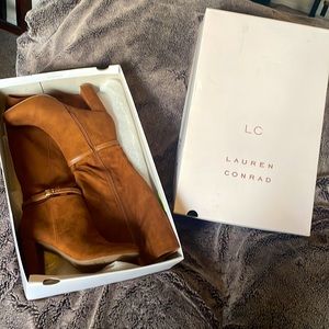 Brown boots Christmas gift never worn.  Do not fit.